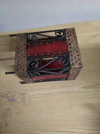 Farolillo de metal y cristal rojo