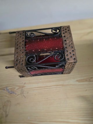 Farolillo de metal y cristal rojo
