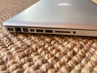 MacBook Pro Plata con cargador