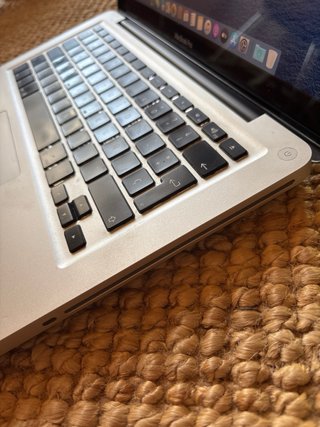 MacBook Pro Plata con cargador