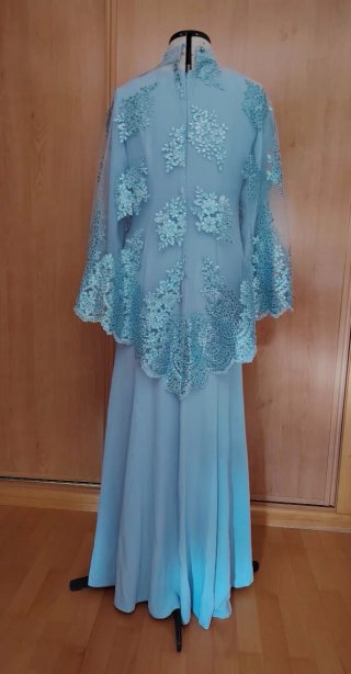 Vestido azul con capa