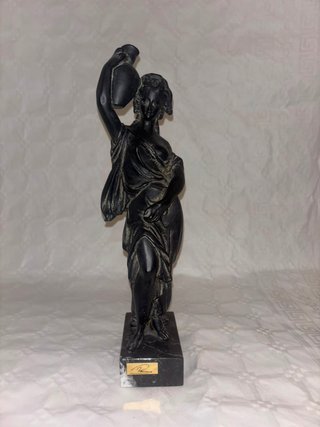 Figura mujer clásica con jarrón base de mármol