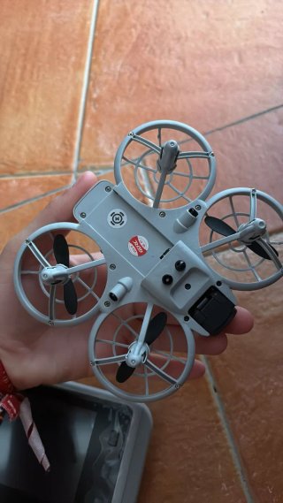 Dron y mando a distancia