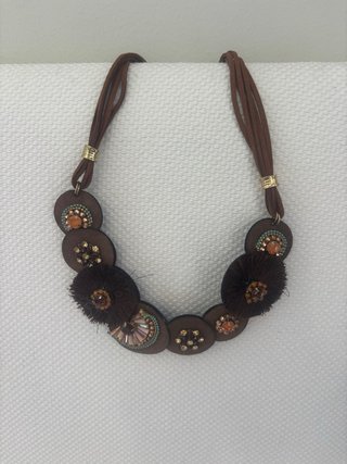 Collar étnico marrón y multicolor