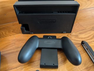 Nintendo Switch m.a.g.i.a in colori blu e rosso, pronta per giocare