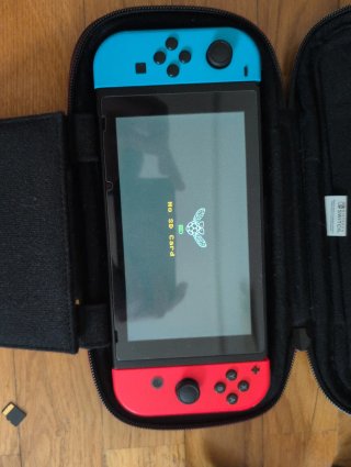 Nintendo Switch m.a.g.i.a in colori blu e rosso, pronta per giocare