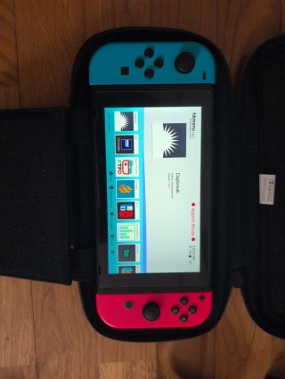 Nintendo Switch m.a.g.i.a in colori blu e rosso, pronta per giocare