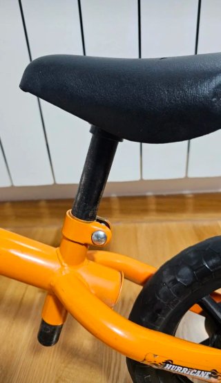 Bicicleta infantile arancione senza pedali