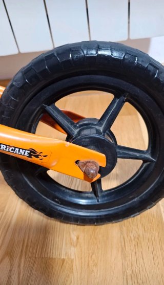 Bicicleta infantile arancione senza pedali