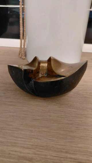 Pisapapeles de bronce