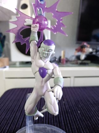 Figuras Dragon Ball las dos 10€ satan y Freezer...