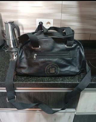 Bolso deportivo y de mano negro