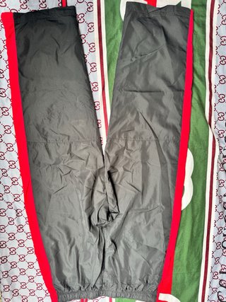 Joggers Starter grises con detalles rojos
