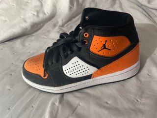 Zapatos Jordan Negro Naranja Talla X