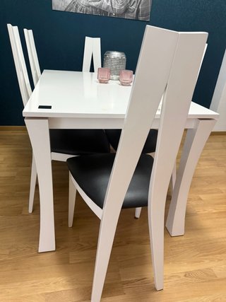 Mesa blanca extensible y 6 sillas