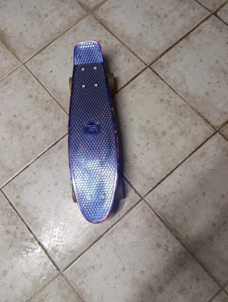 Monopatín azul poco usado