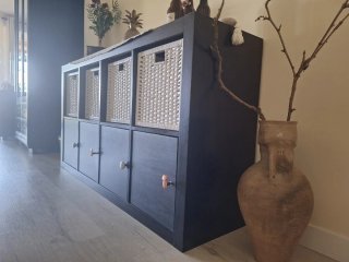 Mueble Almacenaje IKEA Negro con Cestas Blancas