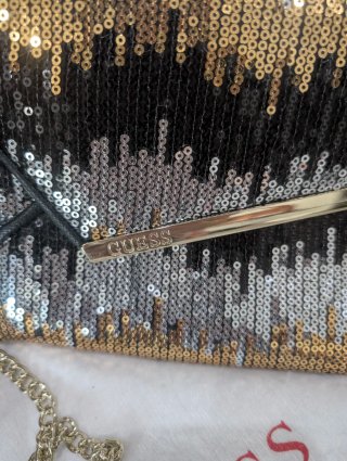 Bolso Guess Lentejuelas Dorado, Plateado y negro.
