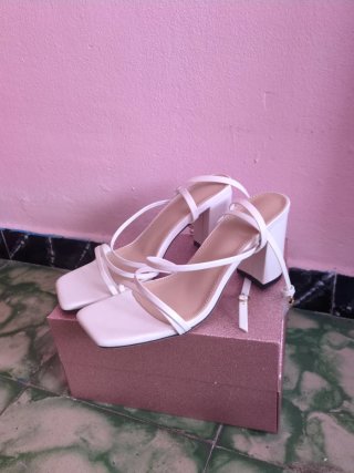 Sandalias blancas de tacón talla 38