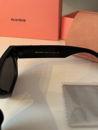 Gafas de sol Miu Miu montura negra y logo dorado
