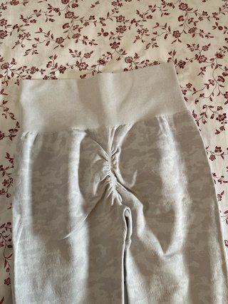 Leggings blancos grisáceos con estampado