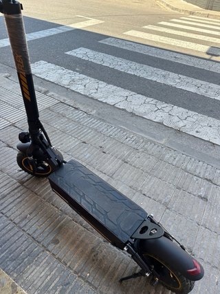 Patinete Eléctrico Negro y Dorado
