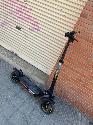 Patinete Eléctrico Negro y Dorado