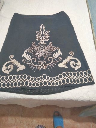 Falda gris con detalle de bordados