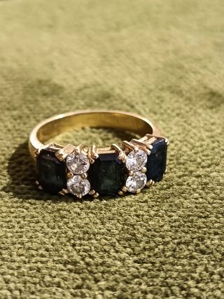 ESPECTACULAR ANILLO ELABORADO EN ORO 18K ZAFIROS..
