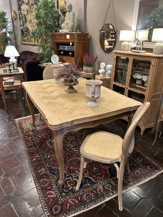 Mesa de comedor antigua