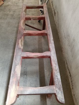 Cantarera de madera roja