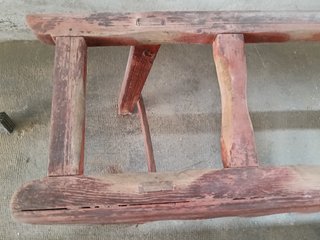 Cantarera de madera roja