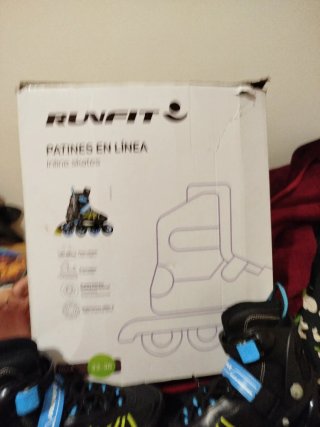 Patines en línea negros y azules