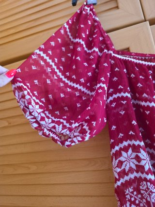 Blusa roja y blanca con estampado