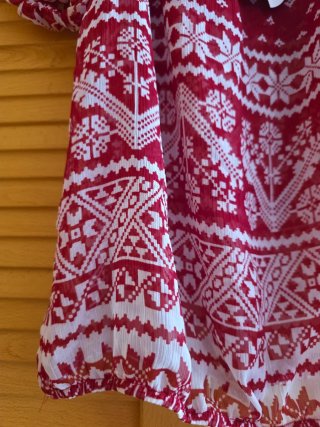 Blusa roja y blanca con estampado