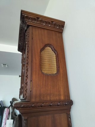 Reloj de pie antiguo, de madera y detalles dorados