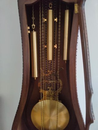 Reloj de pie antiguo, de madera y detalles dorados