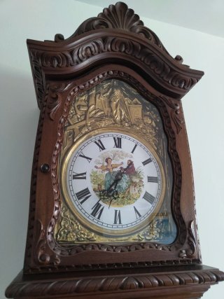 Reloj de pie antiguo, de madera y detalles dorados