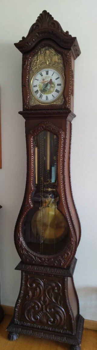 Reloj de pie antiguo, de madera y detalles dorados