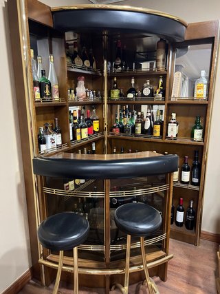 Mueble barcon luz y con 2 taburetes