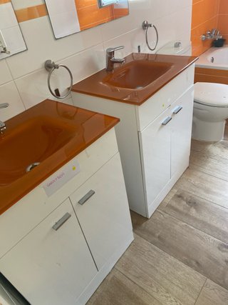 Lavabos con Muebles Naranja y Blanco