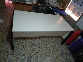 Mesa de oficina blanca y marrón