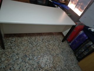 Mesa de oficina blanca y marrón