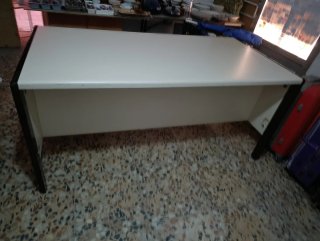 Mesa de oficina blanca y marrón