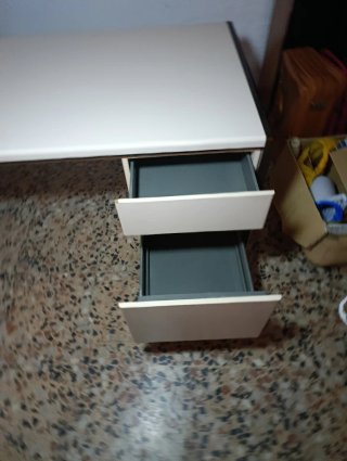 Mesa de oficina blanca y marrón
