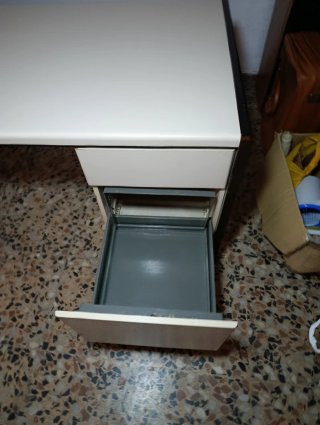 Mesa de oficina blanca y marrón