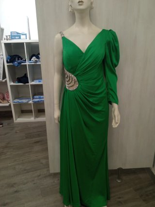 Vestido de fiesta largo con pedrería y plumas