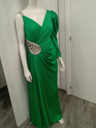 Vestido de fiesta largo con pedrería y plumas