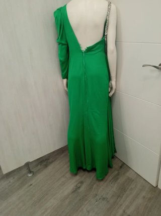 Vestido de fiesta largo con pedrería y plumas