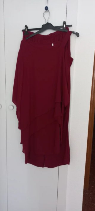Conjunto Asimétrico Valentina Mendoza, color vino